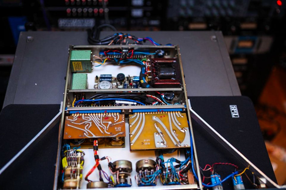 2 Neve 1073 vintage Enracados por Brent Averill.