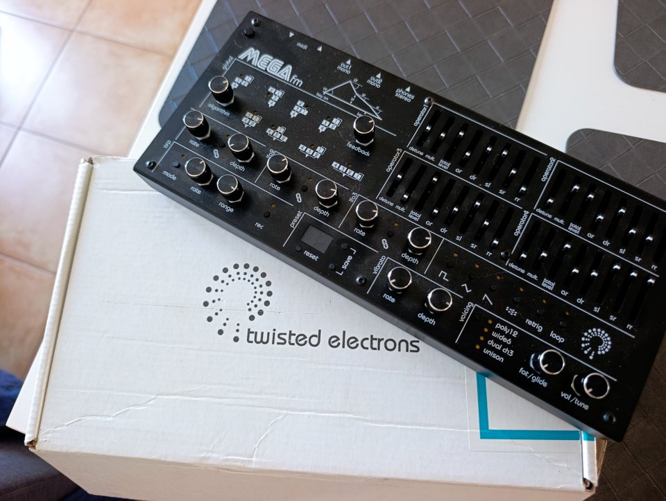 twisted electrons mega fm de segunda mano · Foto 1 de 7 · Valencia · 480 €