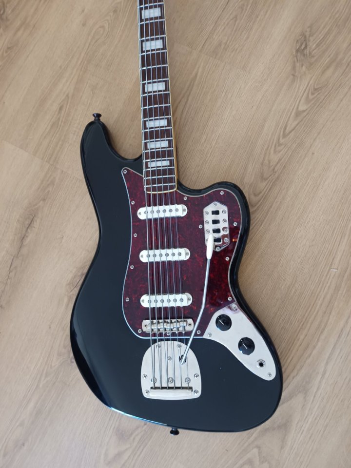 Squier Bass VI Negra de segunda mano · Foto 2 de 9 · Madrid · 370 €