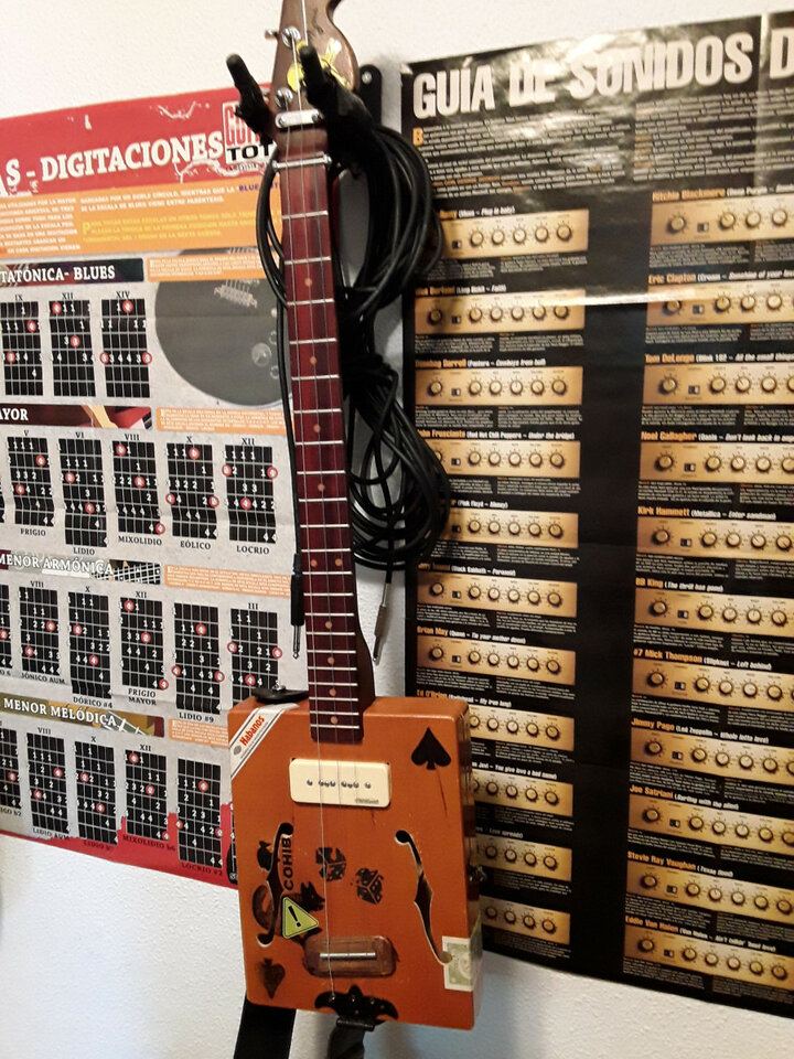 Guitar cigarbox de tres cuerda. Tb cambio.