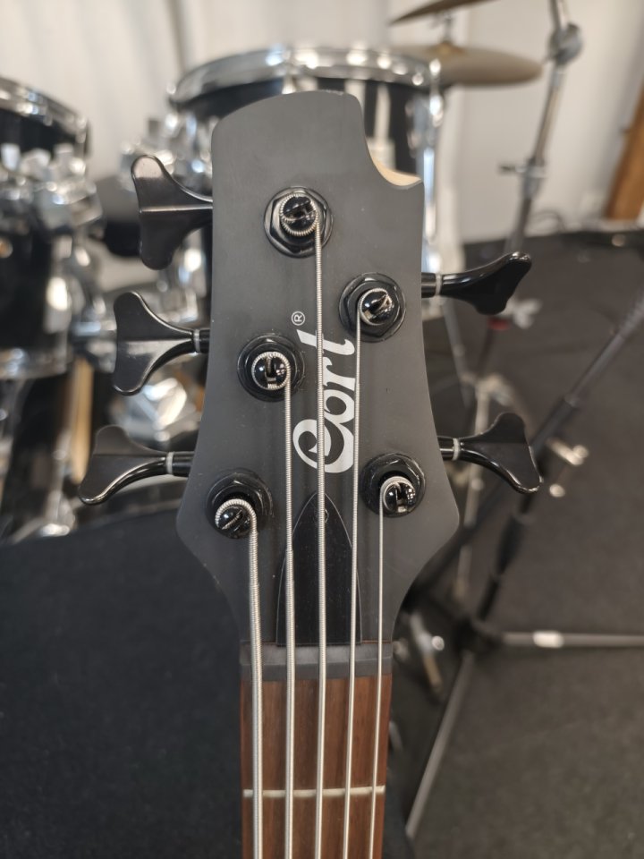 Cort DLX 5 cuerdas. Funda incluida y previo Mark Bass. de segunda mano · Foto 3 de 6 · Málaga · 275 €