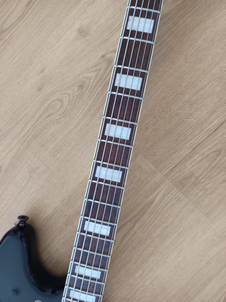 Squier Bass VI Negra de segunda mano · Foto 5 de 9 · Madrid · 370 €