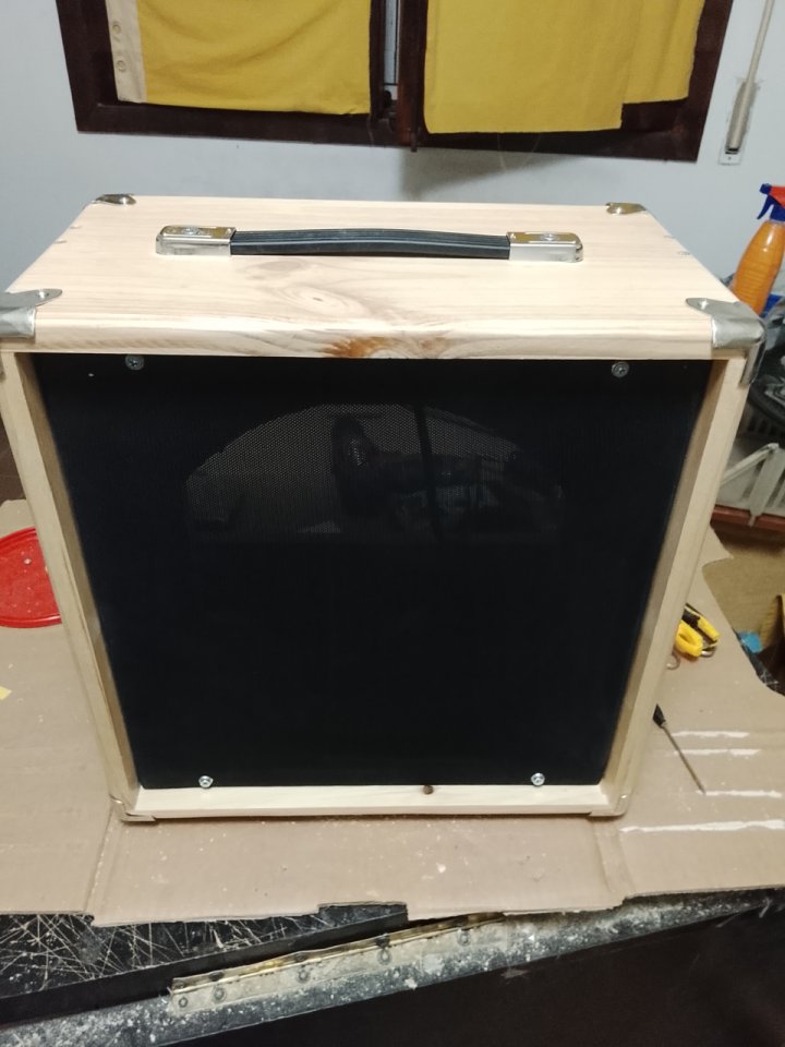 Pantalla 1x12 madera Abeto Finlandés 18mm de segunda mano · Foto 1 de 10 · Cáceres · 90 €