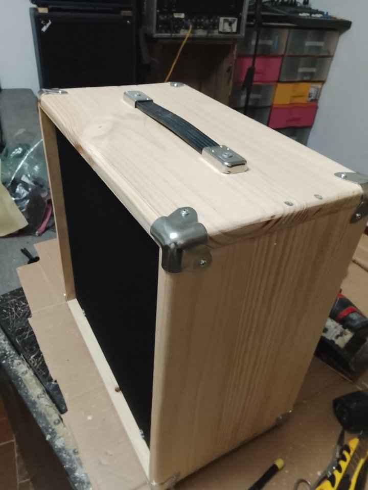 Pantalla 1x12 madera Abeto Finlandés 18mm de segunda mano · Foto 3 de 10 · Cáceres · 90 €
