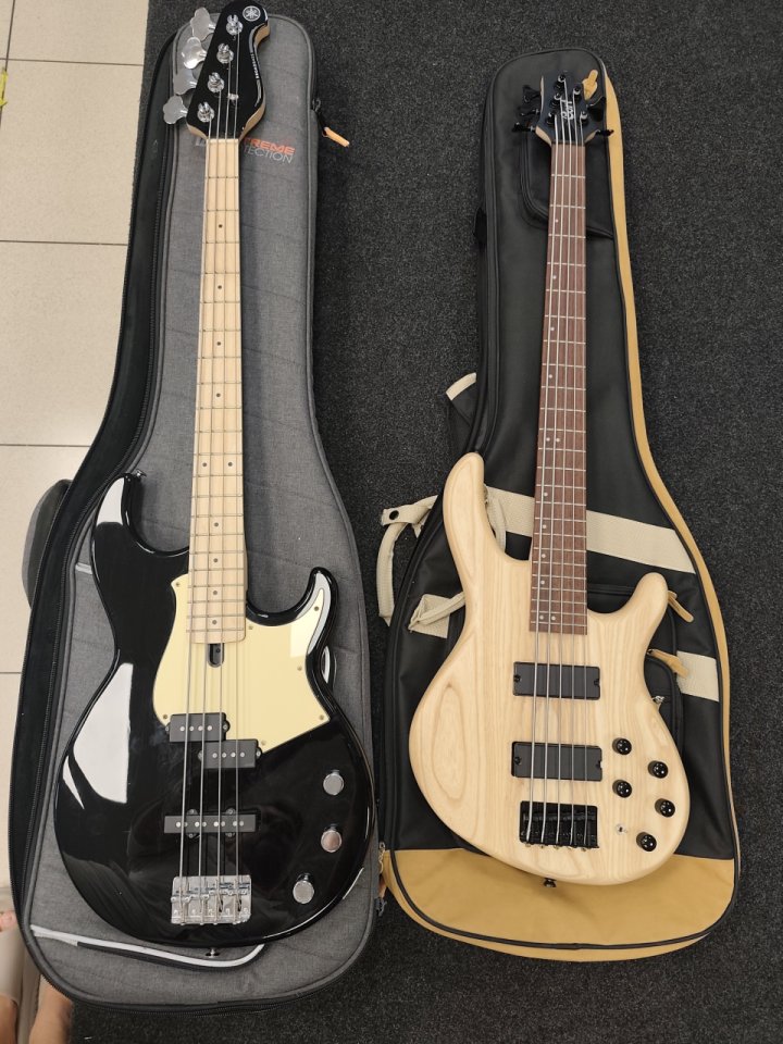 Cort DLX 5 cuerdas. Funda incluida y previo Mark Bass. de segunda mano · Foto 4 de 6 · Málaga · 275 €