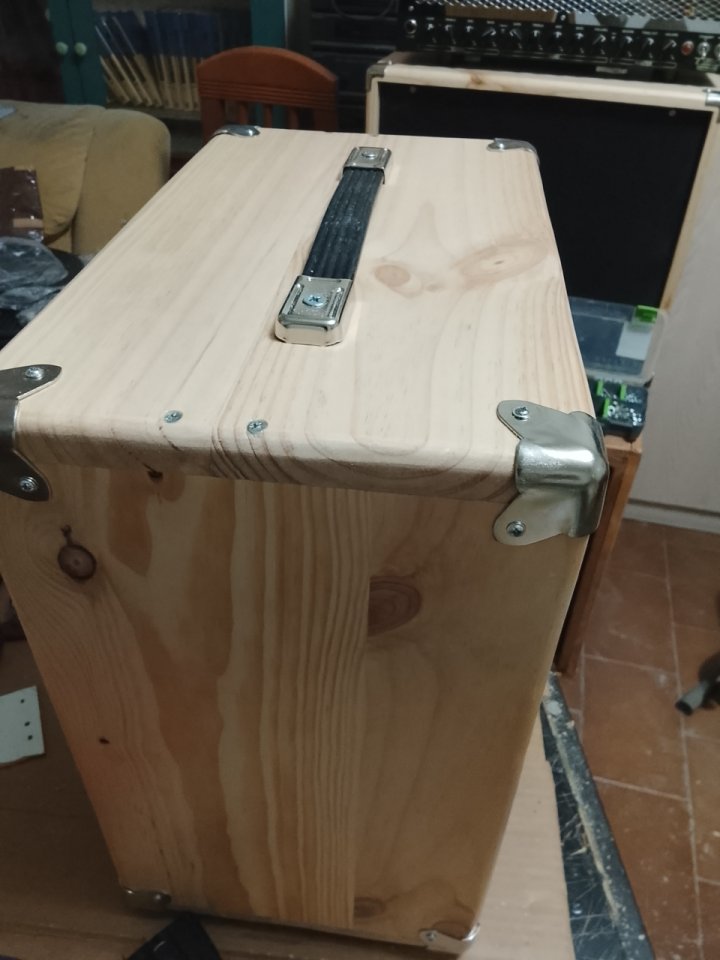 Pantalla 1x12 madera Abeto Finlandés 18mm de segunda mano · Foto 5 de 10 · Cáceres · 90 €