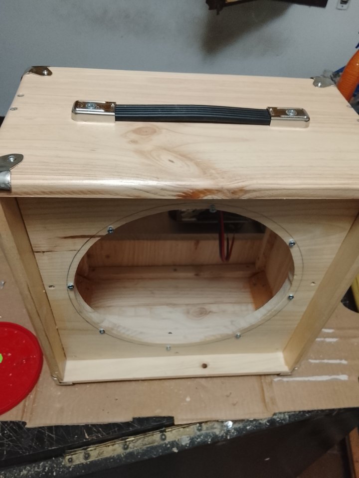 Pantalla 1x12 madera Abeto Finlandés 18mm de segunda mano · Foto 8 de 10 · Cáceres · 90 €