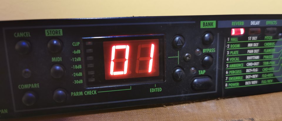 Procesador de efectos Zoom RFX-2000 de segunda mano · Foto 2 de 5 · Madrid · 100 €