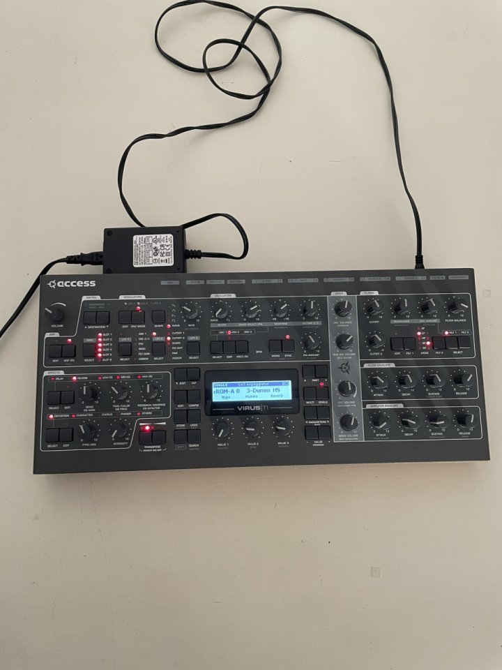 Virus TI2 Desktop + Rack Ears + AURA plugin licence de segunda mano · Foto 1 de 4 · Málaga · 1300 €