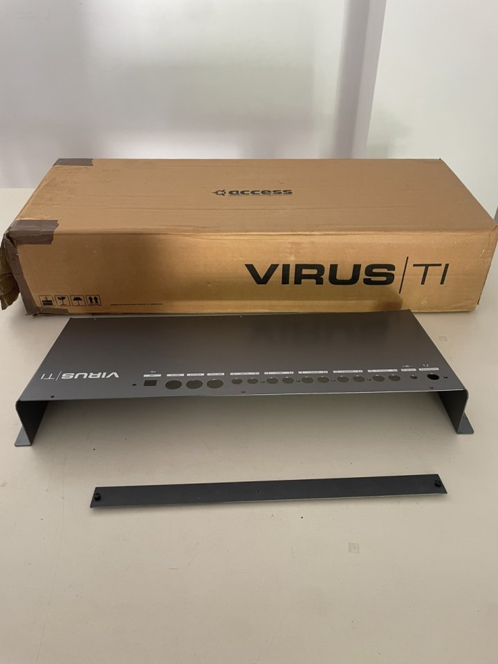 Virus TI2 Desktop + Rack Ears + AURA plugin licence de segunda mano · Foto 2 de 4 · Málaga · 1300 €