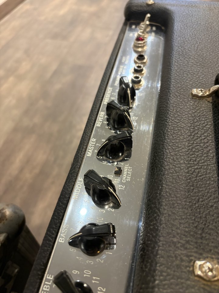 Combo Fender Hot Rod Deluxe + Flight case de segunda mano · Foto 4 de 9 · Barcelona · 400 €