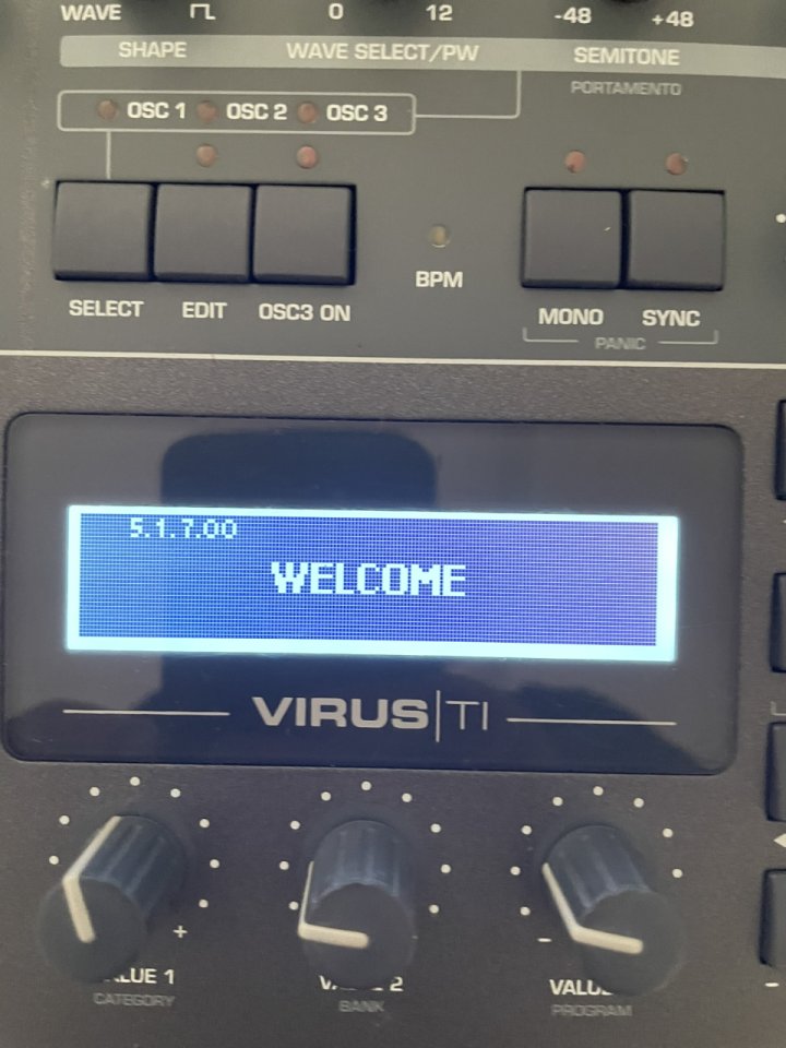 Virus TI2 Desktop + Rack Ears + AURA plugin licence de segunda mano · Foto 3 de 4 · Málaga · 1300 €