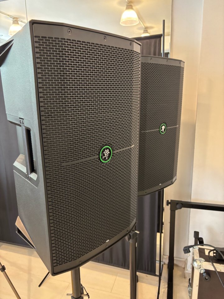 Mackie Thump 212 + Soportes