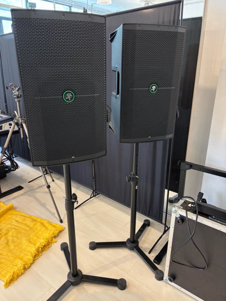 Mackie Thump 212 + Soportes