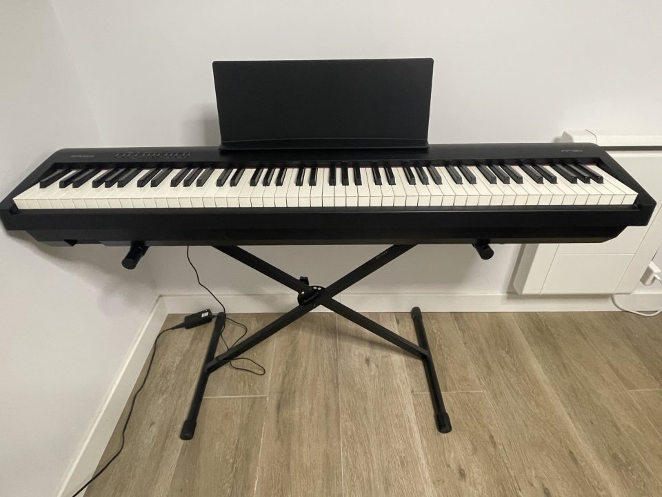 Roland FP-30 de segunda mano · Foto 1 de 4 · Madrid · 450 €