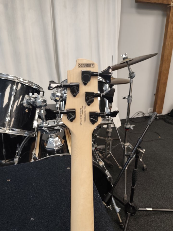 Cort DLX 5 cuerdas. Funda incluida y previo Mark Bass. de segunda mano · Foto 6 de 6 · Málaga · 275 €