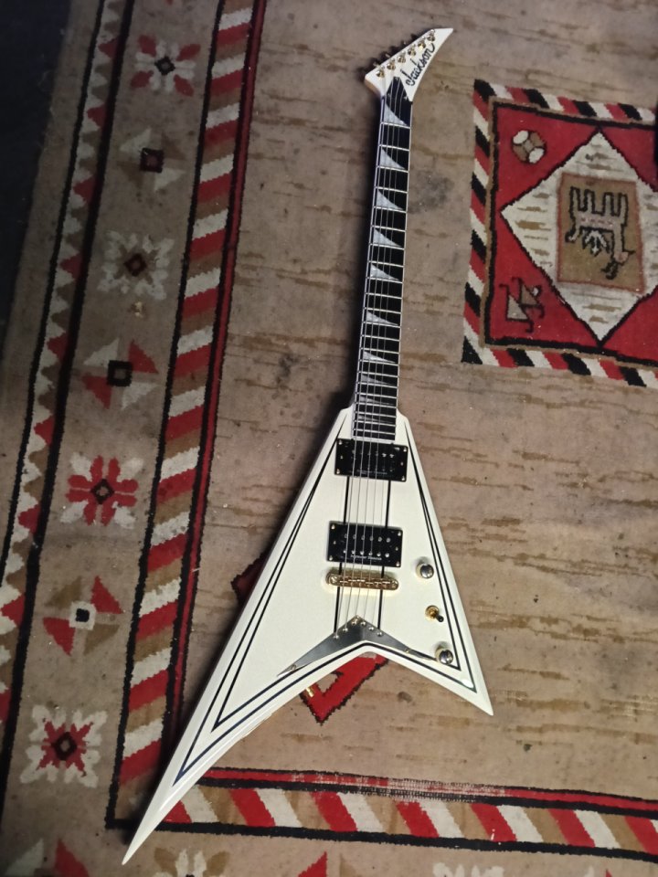 guitarra jackson pro rhoads rrt-3 iv/bk stripes