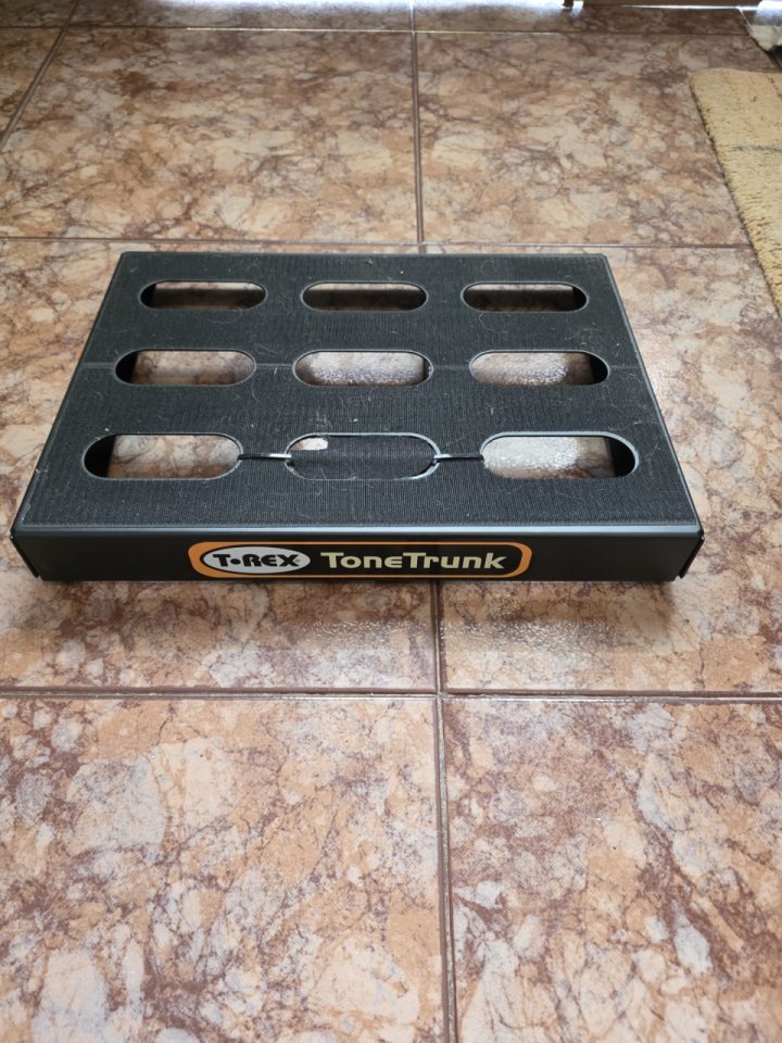 Fuente (nueva) mas Pedalboard (envio incluido) de segunda mano · Foto 1 de 5 · Cantabria · 79 €