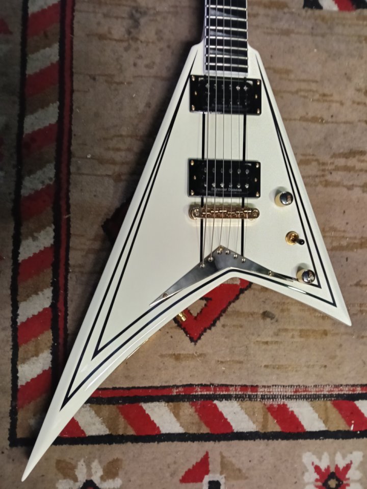 guitarra jackson pro rhoads rrt-3 iv/bk stripes