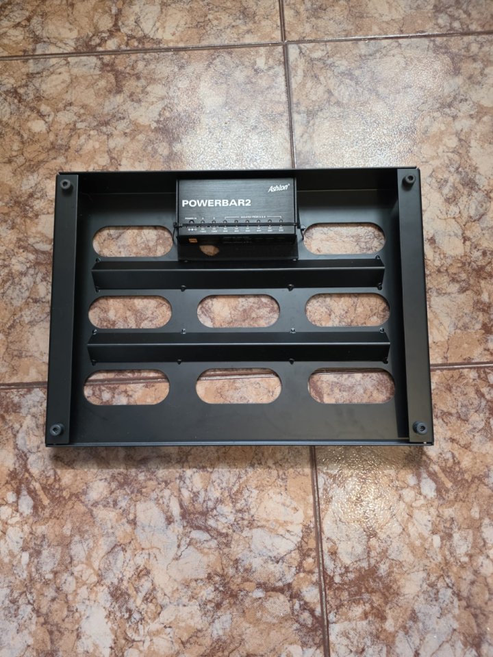 Fuente (nueva) mas Pedalboard (envio incluido) de segunda mano · Foto 3 de 5 · Cantabria · 79 €