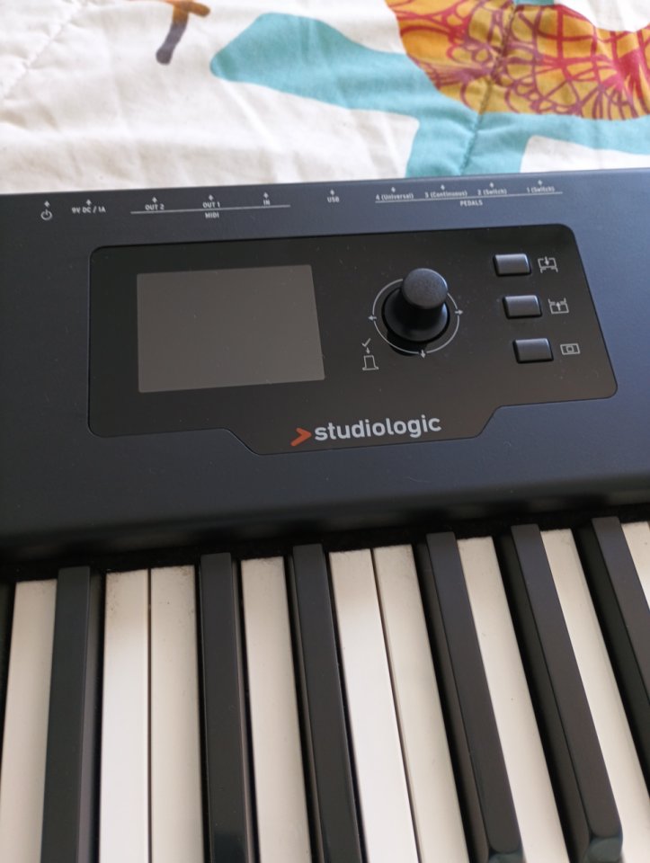 Studiologic88 studio de segunda mano · Foto 1 de 4 · Pontevedra · 250 €