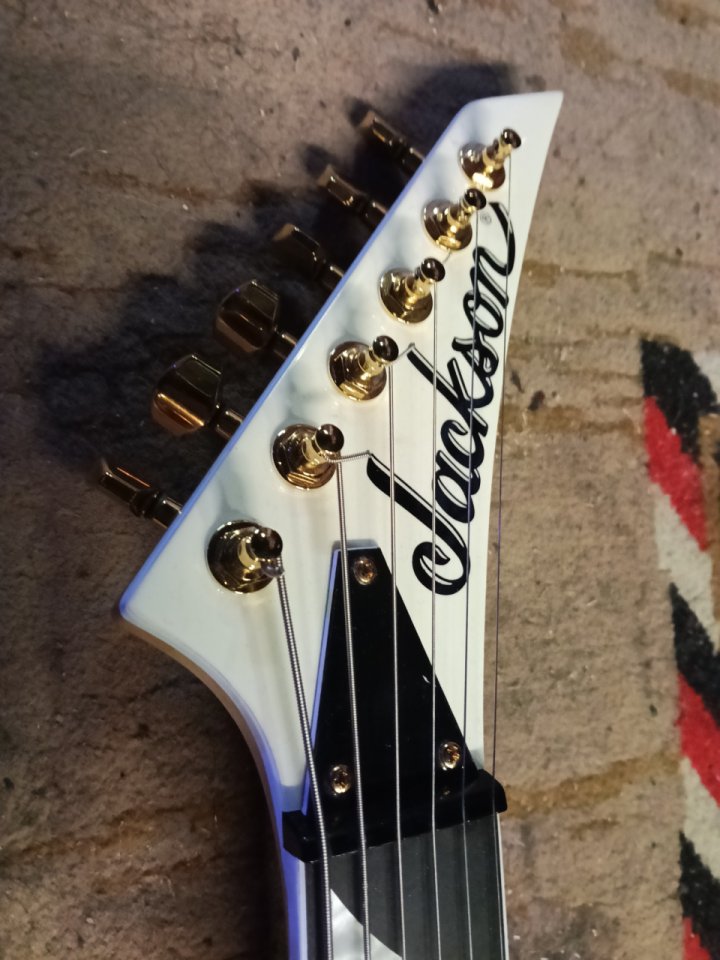 guitarra jackson pro rhoads rrt-3 iv/bk stripes