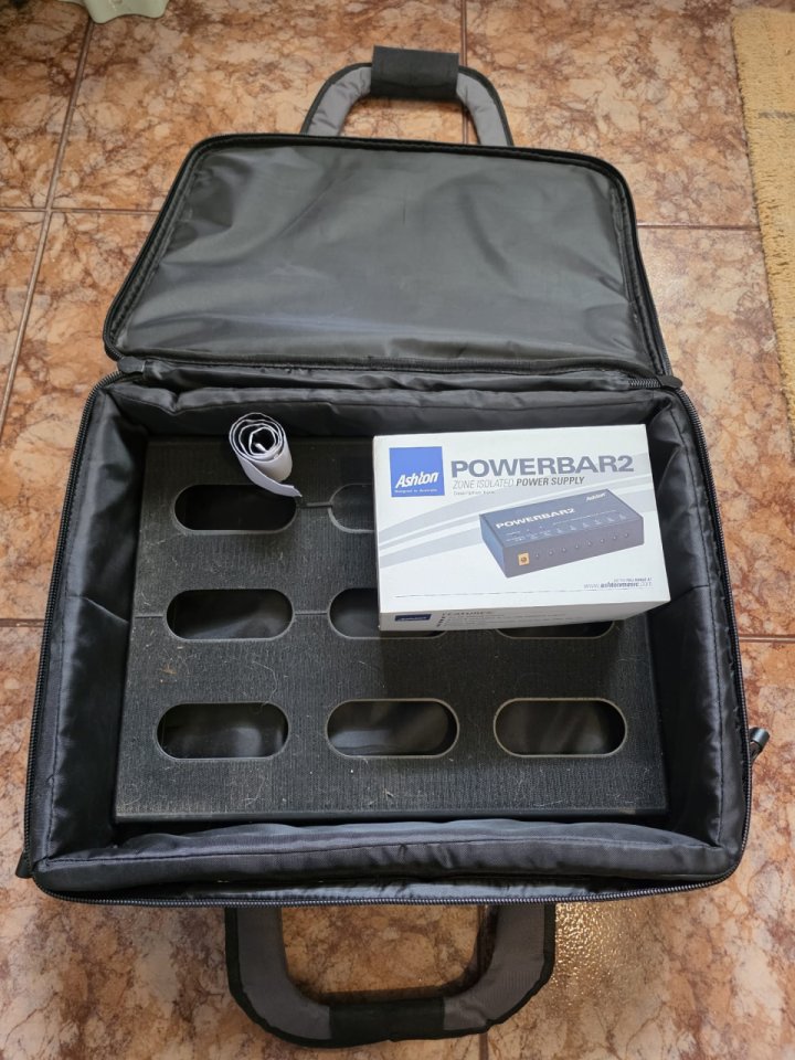 Fuente (nueva) mas Pedalboard (envio incluido) de segunda mano · Foto 4 de 5 · Cantabria · 79 €