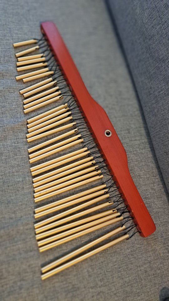 Cortinilla musical de percusión con varillas metálicas doradas de segunda mano · Madrid · 28 €