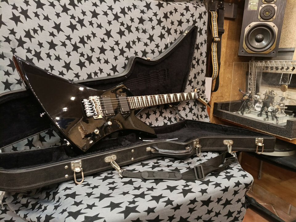 Jackson Kelly Ke3 90s  made in Japan ,con Floyd Rose y EMG 81 + ESTUCHE