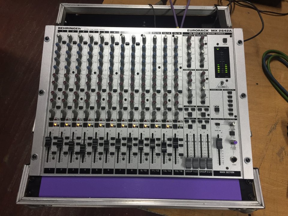 Mesa Mezclas Behringer MX 2642A con Case