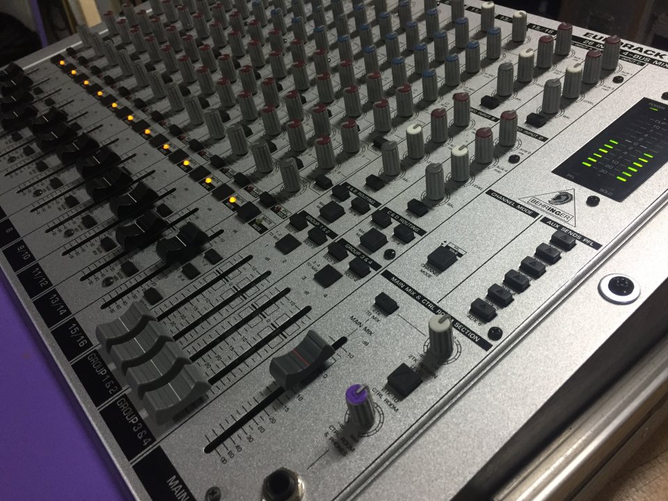 Mesa Mezclas Behringer MX 2642A con Case