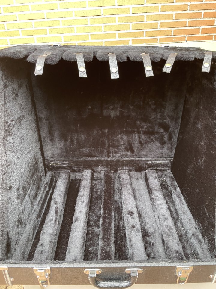 Atril para 6 guitarras en formato maletín.