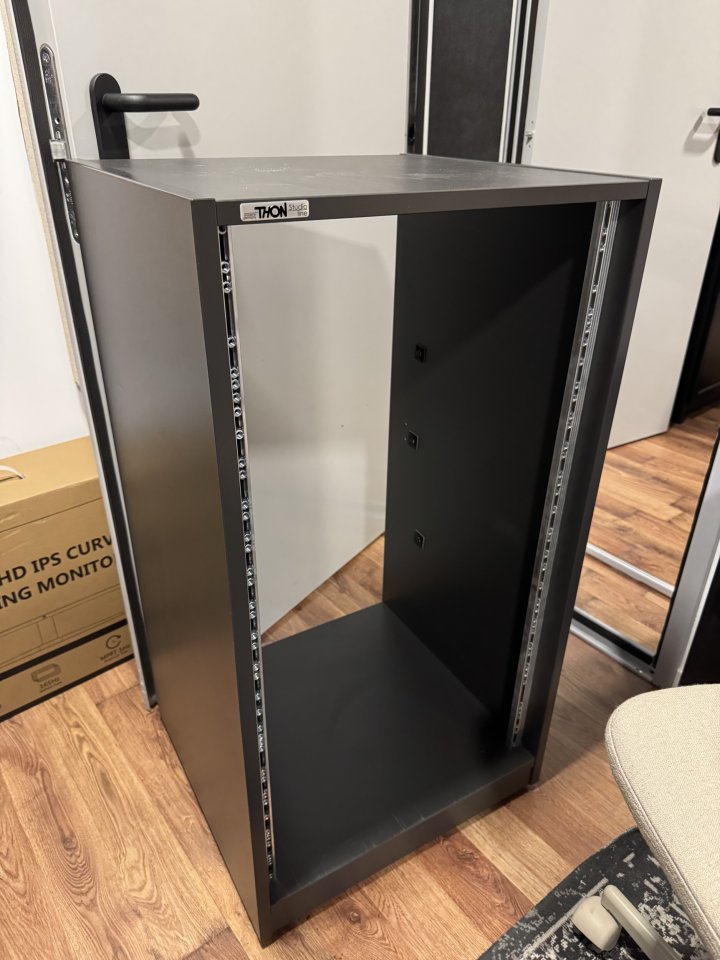 Thon Rack Studio Line 20u de segunda mano · Foto 1 de 2 · Madrid · 80 €