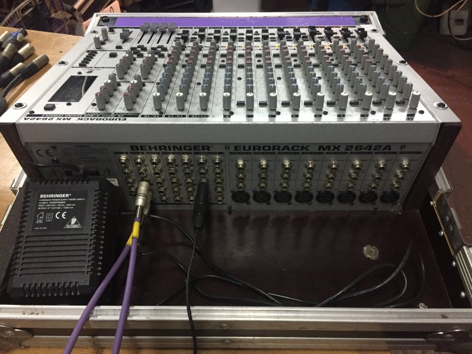 Mesa Mezclas Behringer MX 2642A con Case