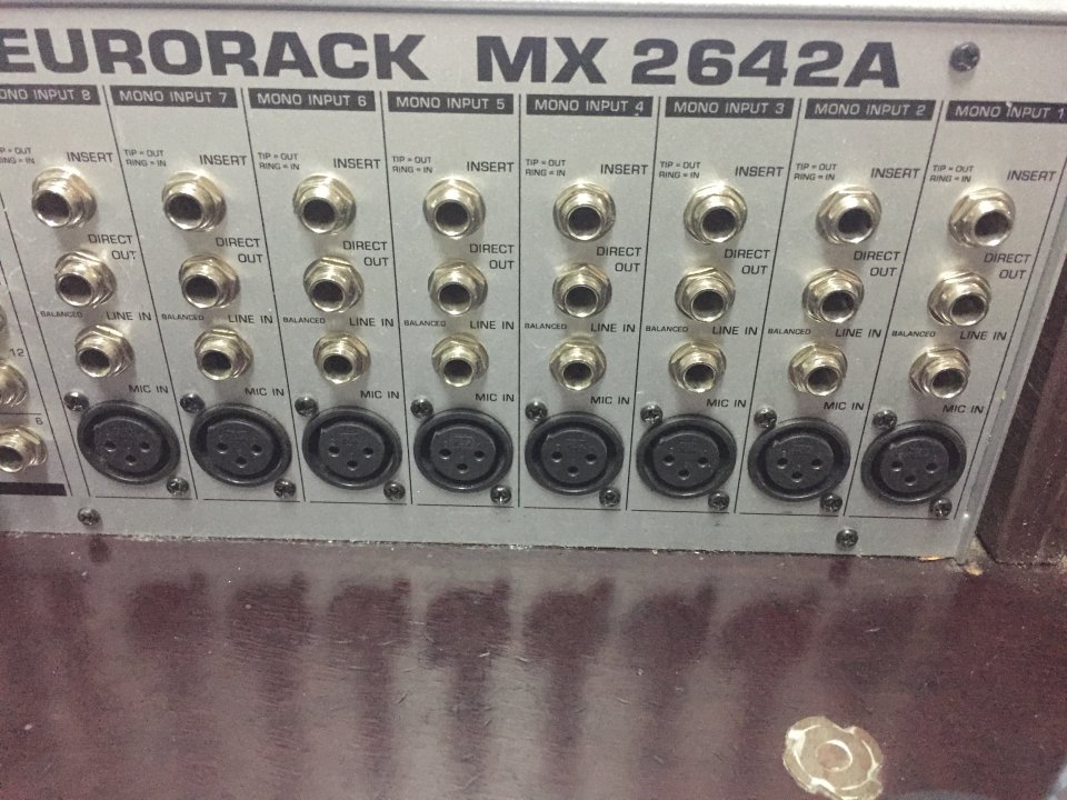 Mesa Mezclas Behringer MX 2642A con Case