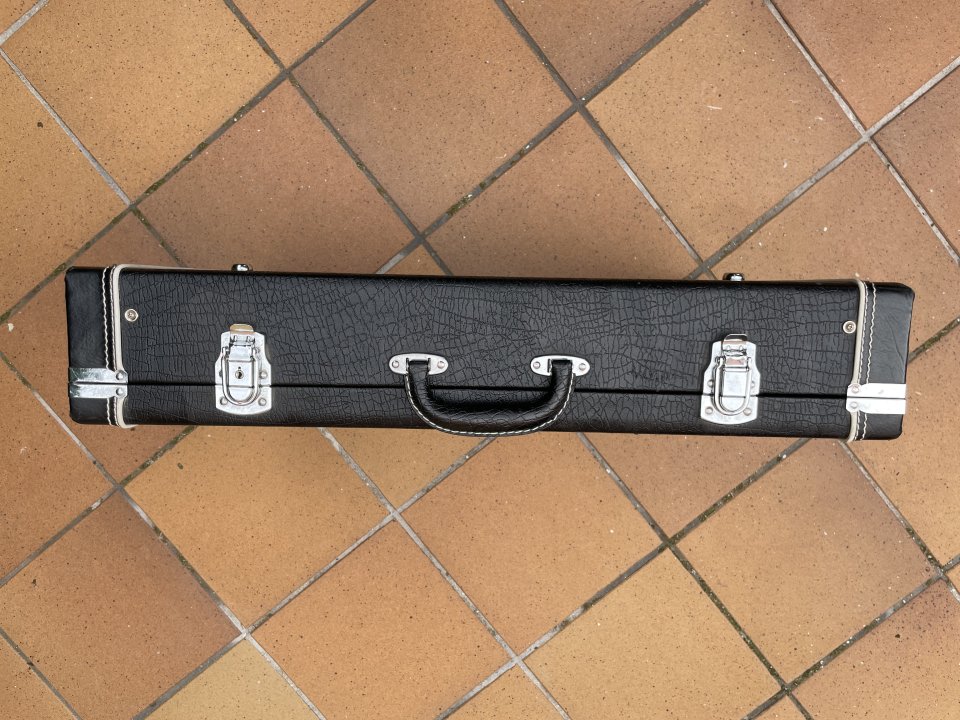 Atril para 6 guitarras en formato maletín.