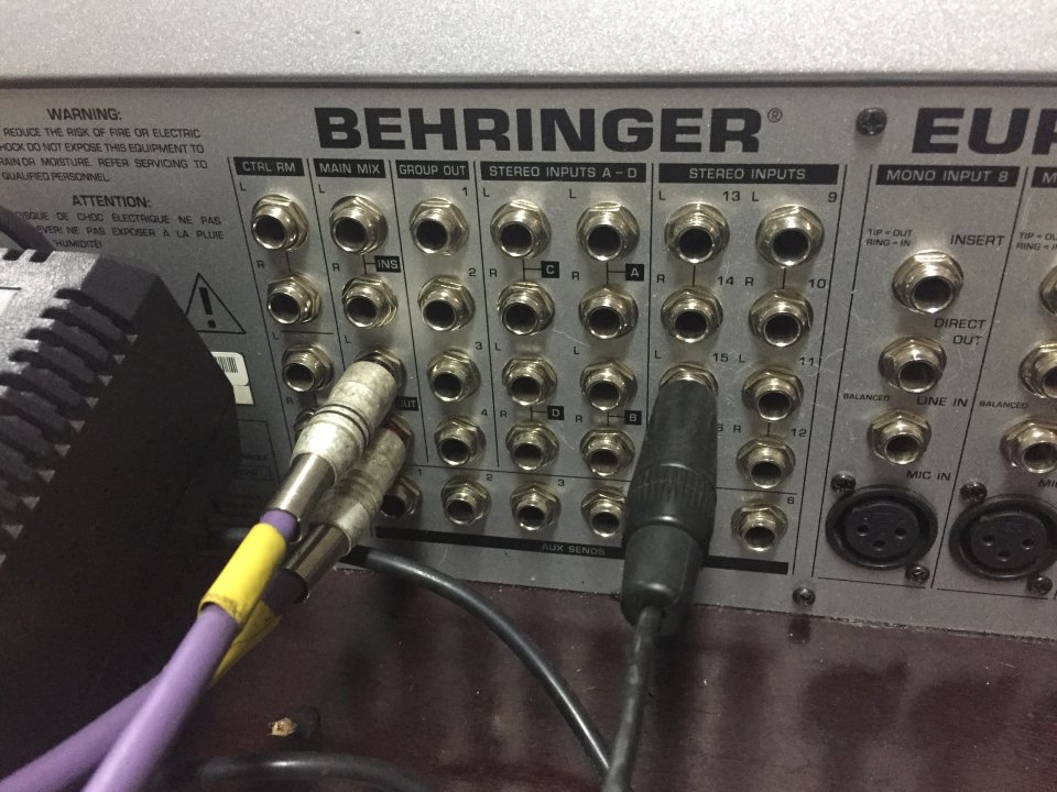 Mesa Mezclas Behringer MX 2642A con Case