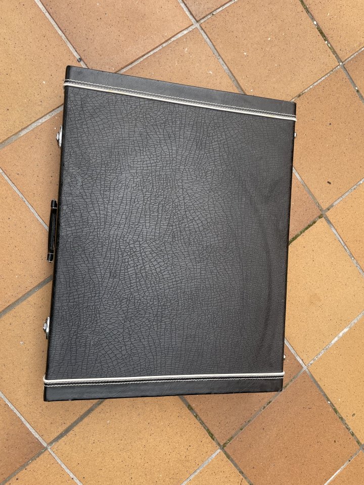 Atril para 6 guitarras en formato maletín.