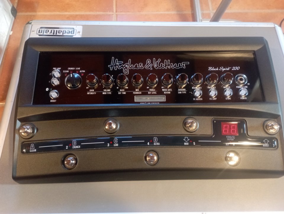 Pedalera amplificada black Spirit 200