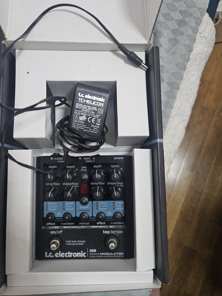 Pedal TC Electronic Nova Modulator con caja , alimentación e instrucciones