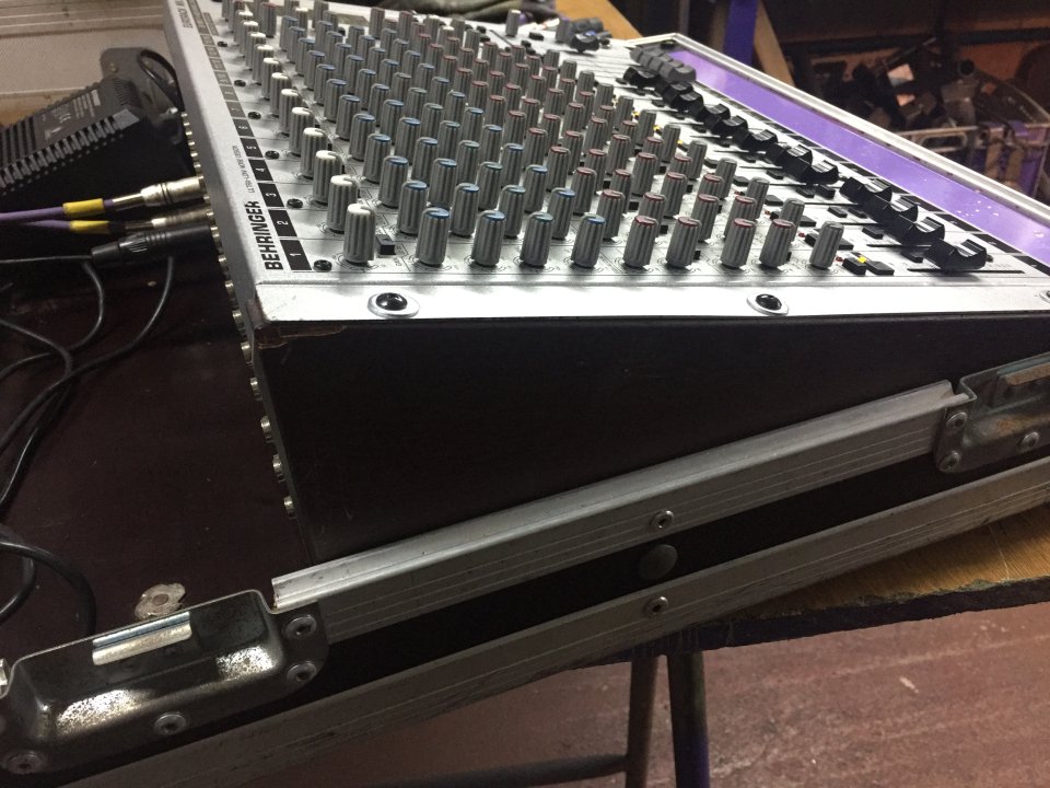 Mesa Mezclas Behringer MX 2642A con Case