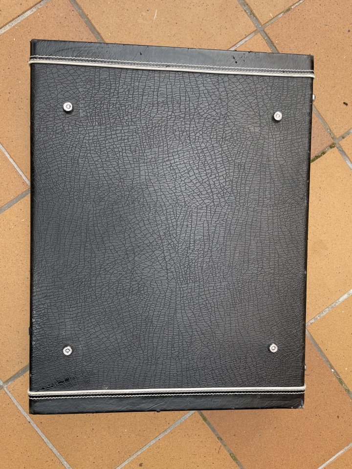 Atril para 6 guitarras en formato maletín.