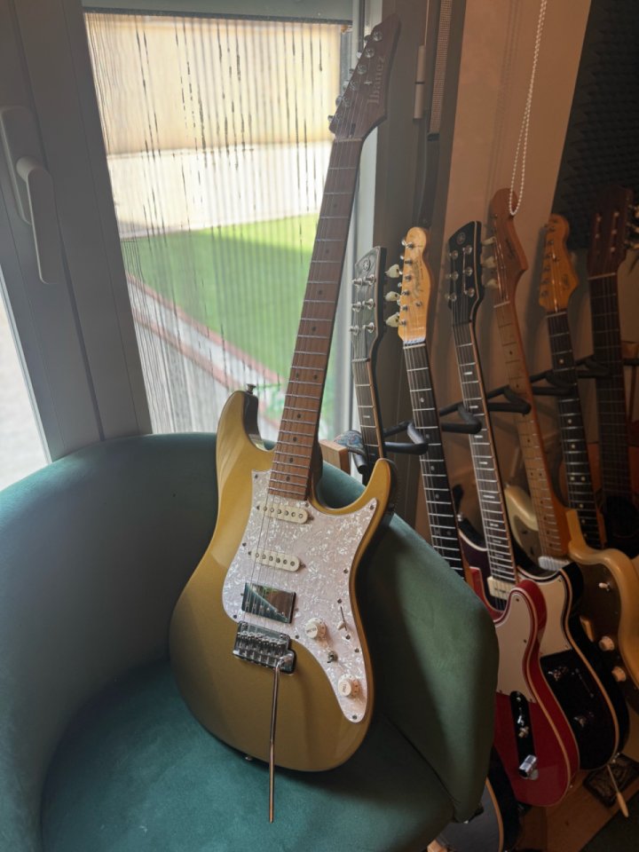 Ibanez AZ 2204 Aztec Gold de segunda mano · Foto 1 de 5 · Zaragoza · 1850 €