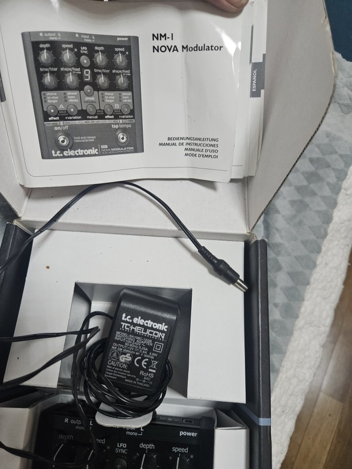 Pedal TC Electronic Nova Modulator con caja , alimentación e instrucciones