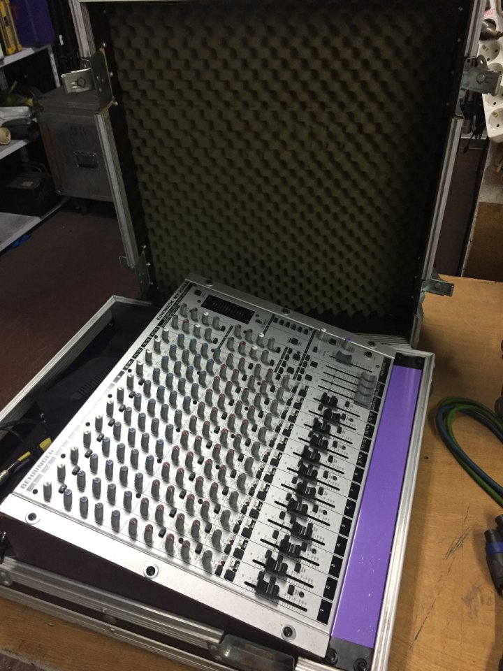 Mesa Mezclas Behringer MX 2642A con Case