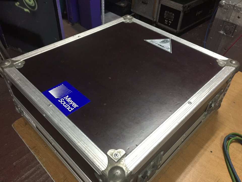 Mesa Mezclas Behringer MX 2642A con Case