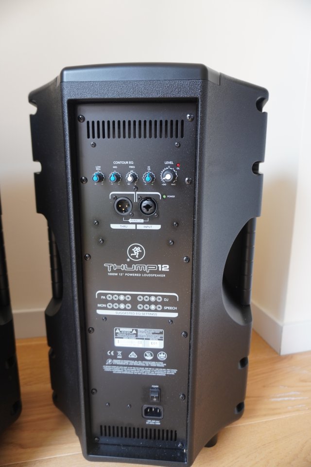 Pareja Mackie Thump12 + fundas + soportes de segunda mano · Foto 8 de 8 · Barcelona · 550 €