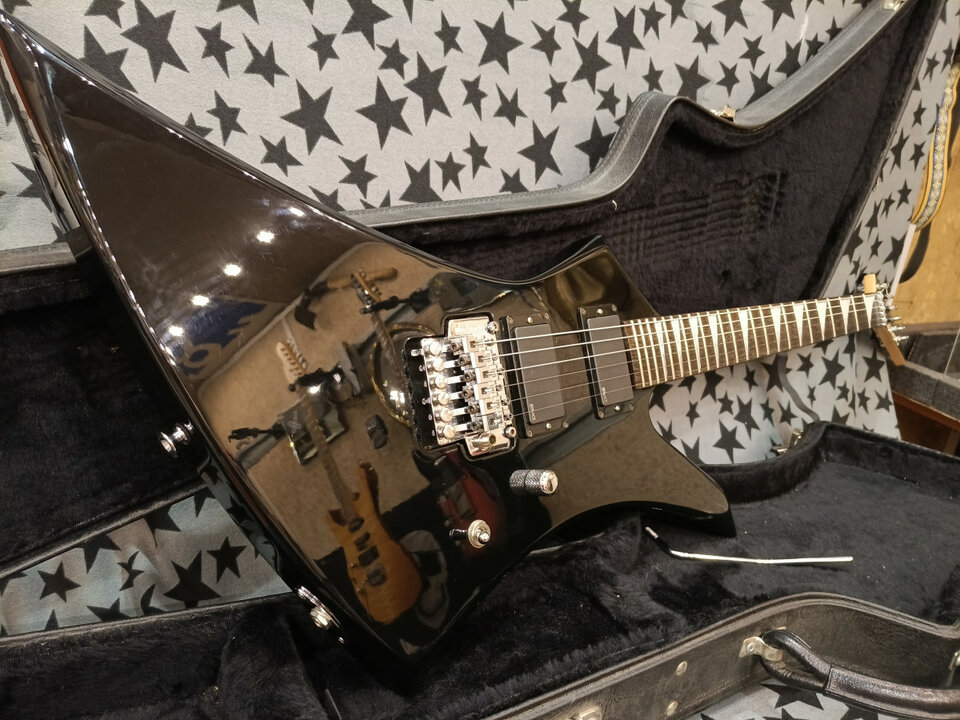 Jackson Kelly Ke3 90s  made in Japan ,con Floyd Rose y EMG 81 + ESTUCHE