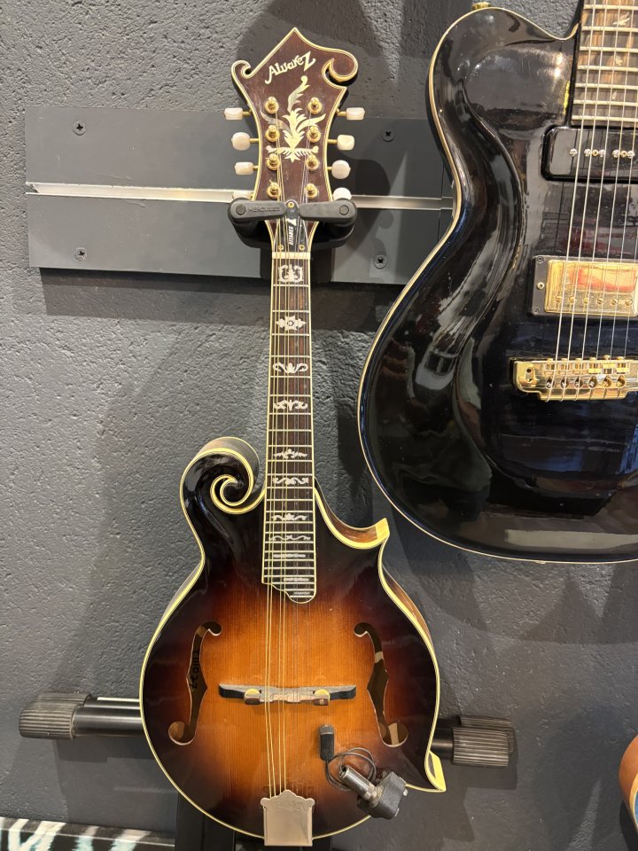 Mandolina F-Style Alvarez A-800 "Gitanes" + LR Baggs Radius (Mejorada) de segunda mano · Foto 2 de 2 · Pontevedra · 595 €