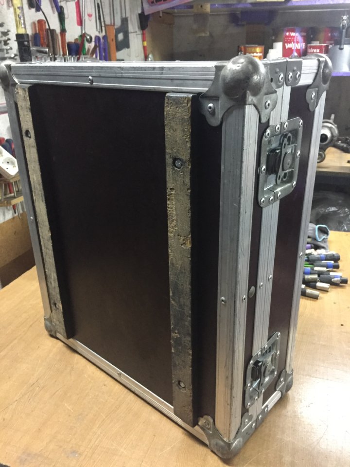 Mesa Mezclas Behringer MX 2642A con Case